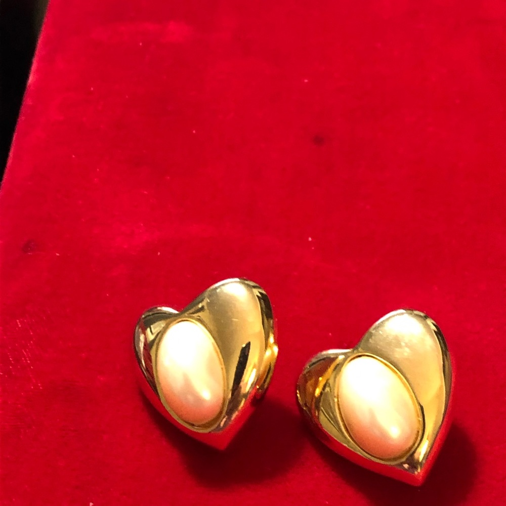 Pretty gold tone heart earring VNT